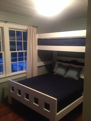 3 slaapkamers, een strijkplank/strijkijzer, wifi, beddengoed