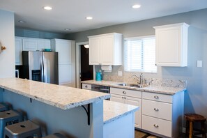 ثلاجة، ميكروويف، فرن، موقد طهي مسطح