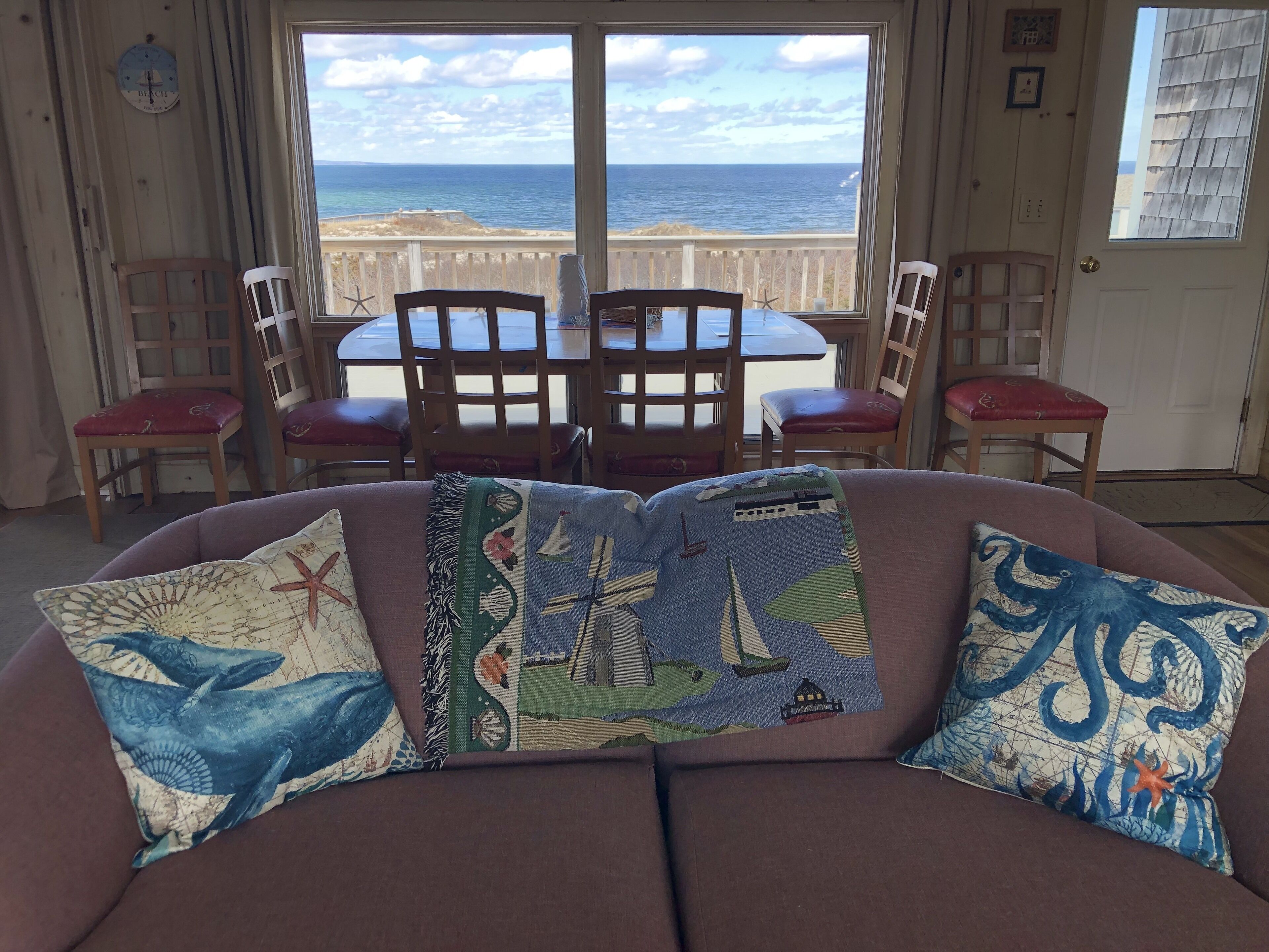 Smart TV, fireplace, DVD player, books