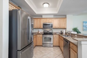Refrigerador, microondas, horno y parrilla de estufa 