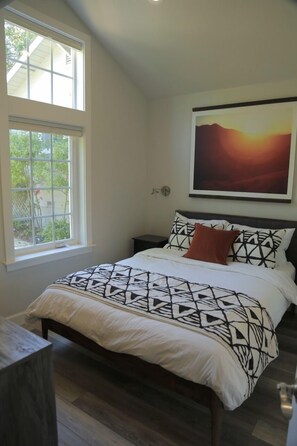 1 bedroom, iron/ironing board, free WiFi, bed sheets - Elegant guest house within walking distance to fabulous downtown Sebastopol (Sebastopol)