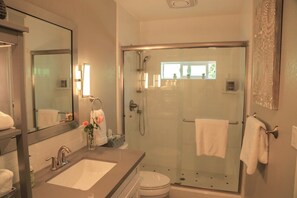Dusche, Haartrockner, Handtücher, Seife
