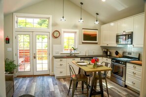 Réfrigérateur, four à micro-ondes, un four, surface de cuisson