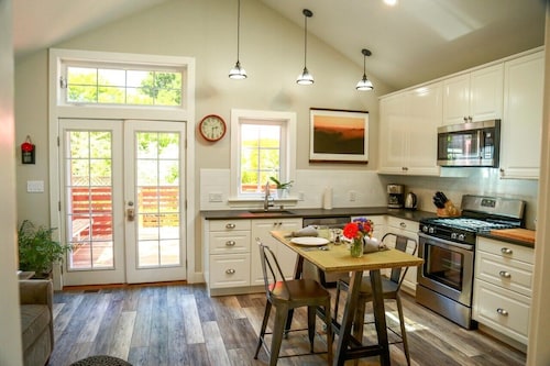 Elegant guest house within walking distance to fabulous downtown Sebastopol