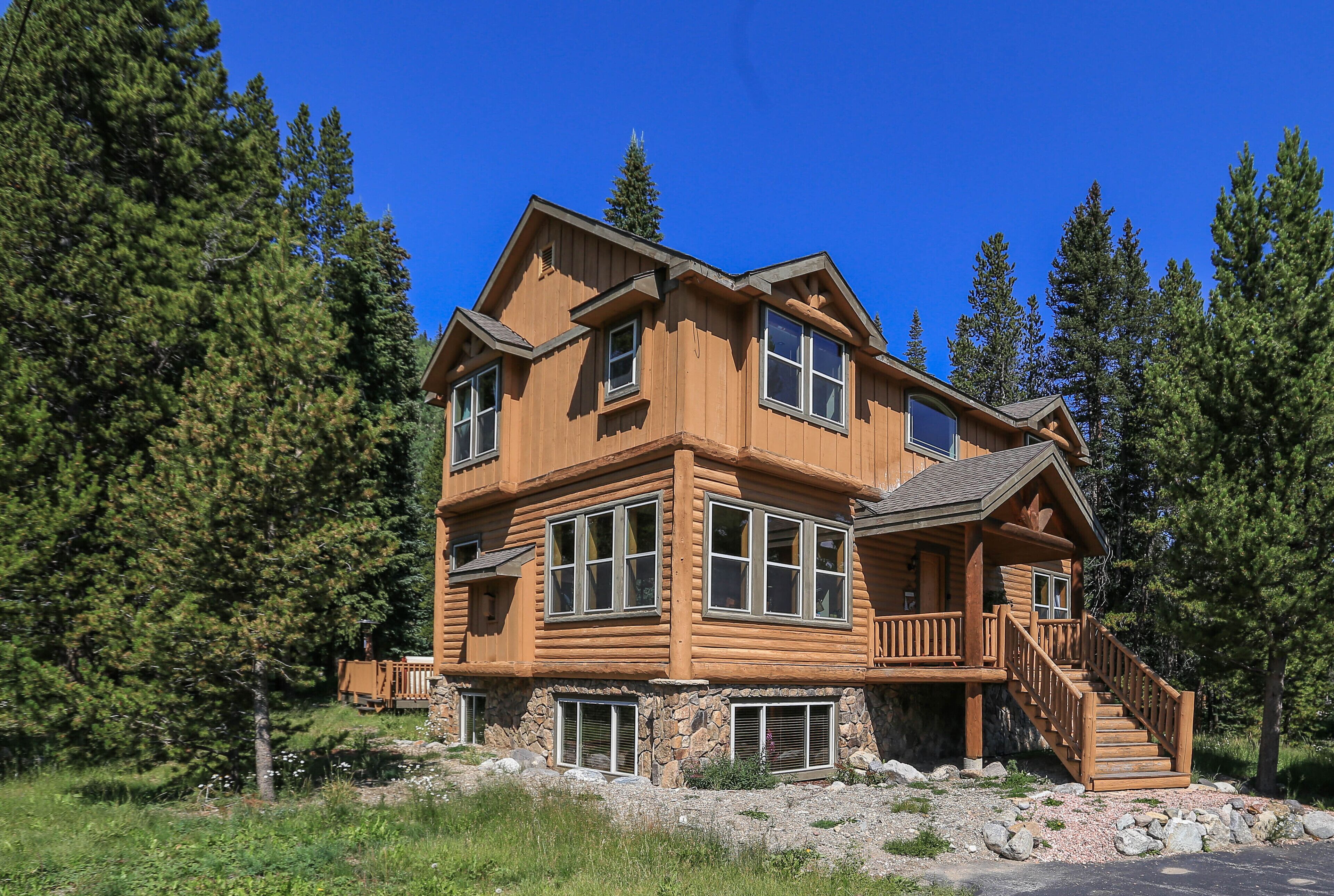 Breck Lodge w Game Room, 5 Min to Main St, Fire Pit, Hot tub!