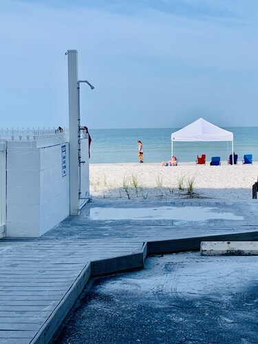 Everything's "Just Beachy" -- 2/2 directly on the beach!!