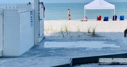 Everything's "Just Beachy" -- 2/2 directly on the beach!!