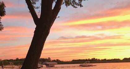 Lake House hiekkarannalla ja upeilla auringonlaskuilla