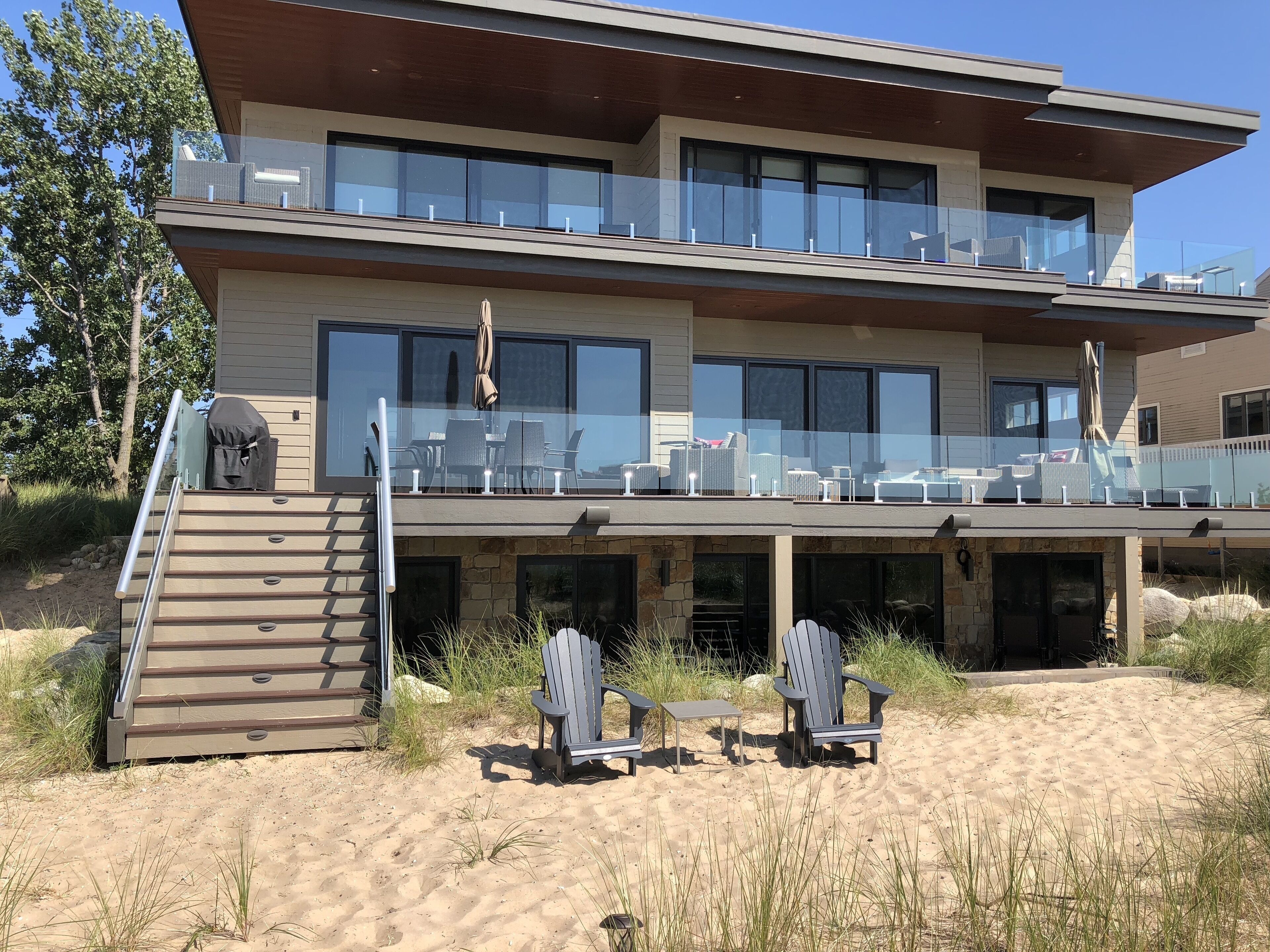 N Shore-private low-berm walkout, ideal beachfront location!