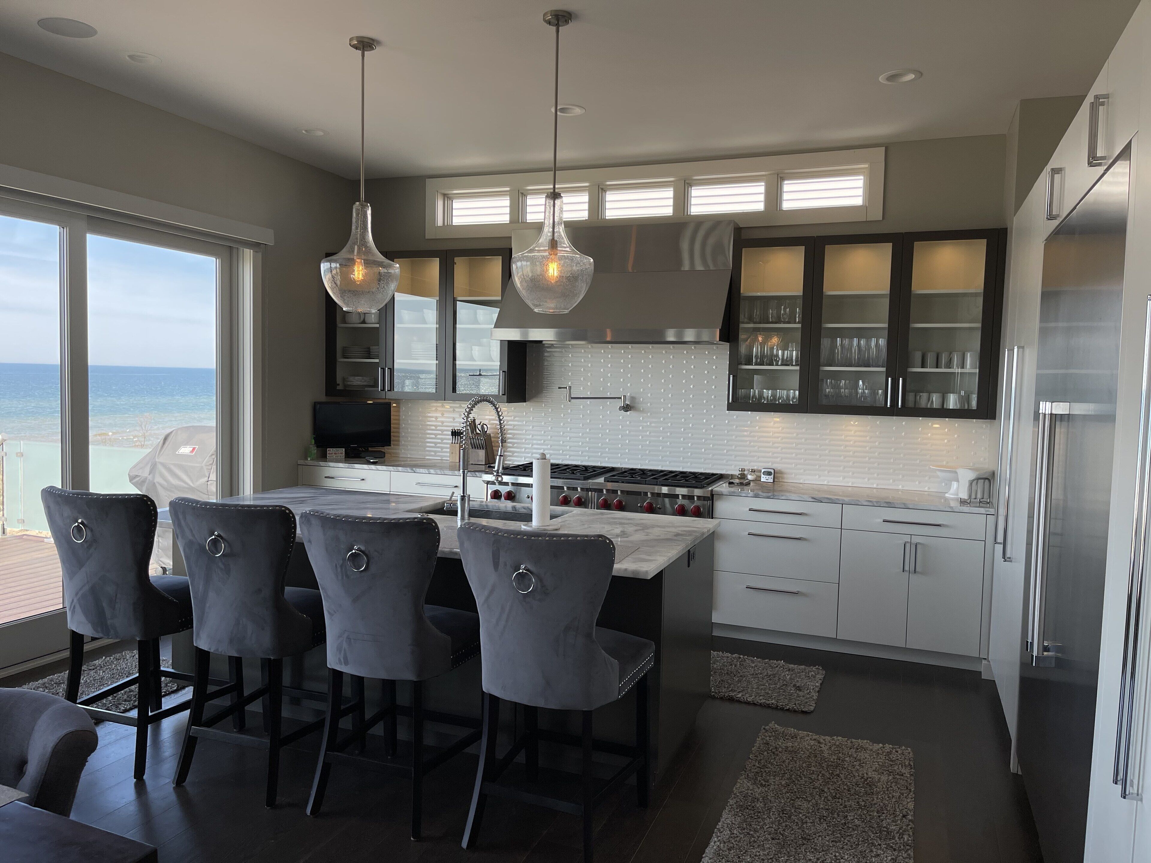 N Shore-private low-berm walkout, ideal beachfront location!