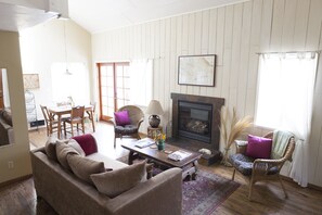 TV, fireplace, DVD player, books