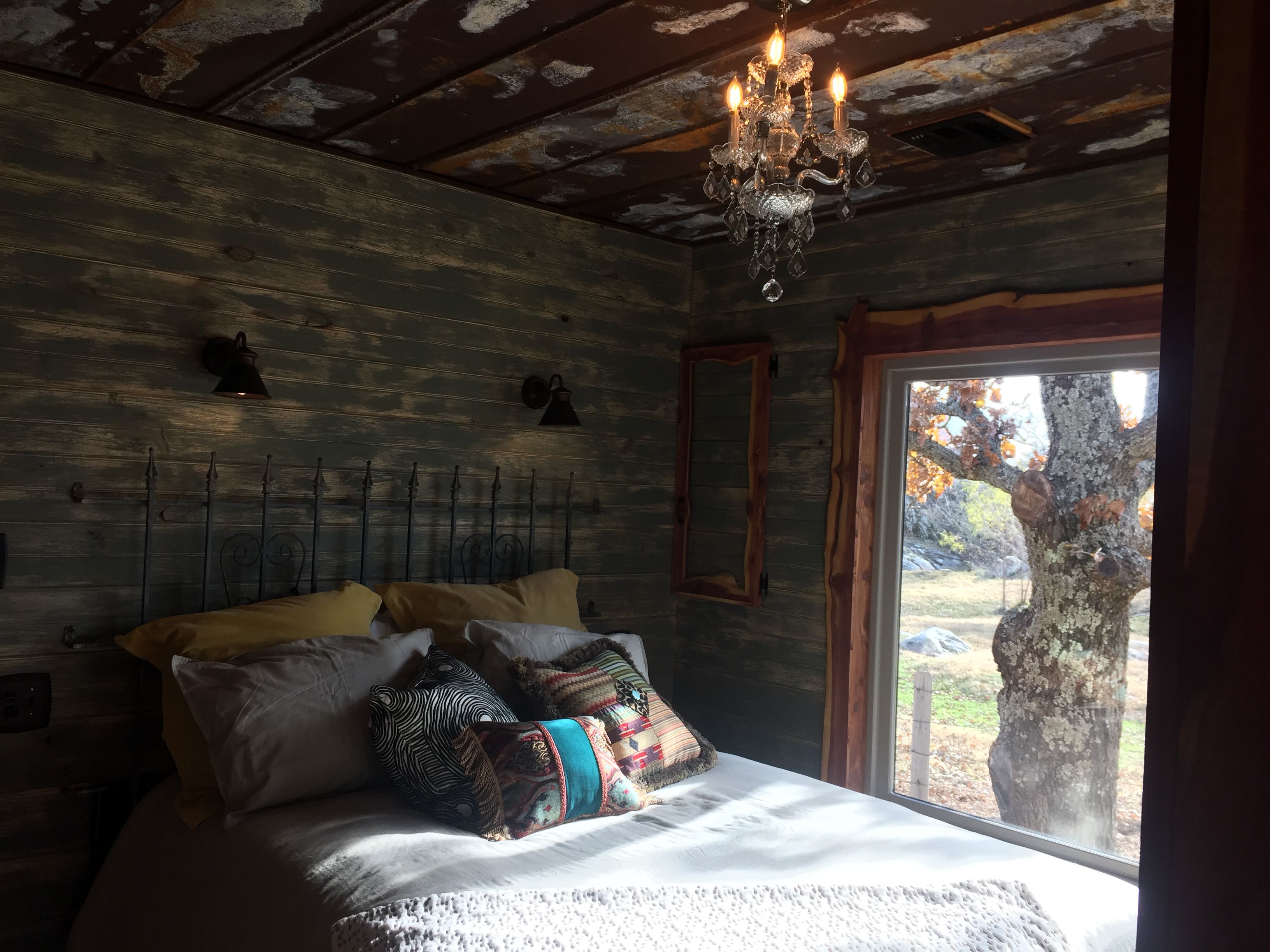 Tranquil, secluded, rustic-chic B&B cabin close to Blue River. Central H&A
