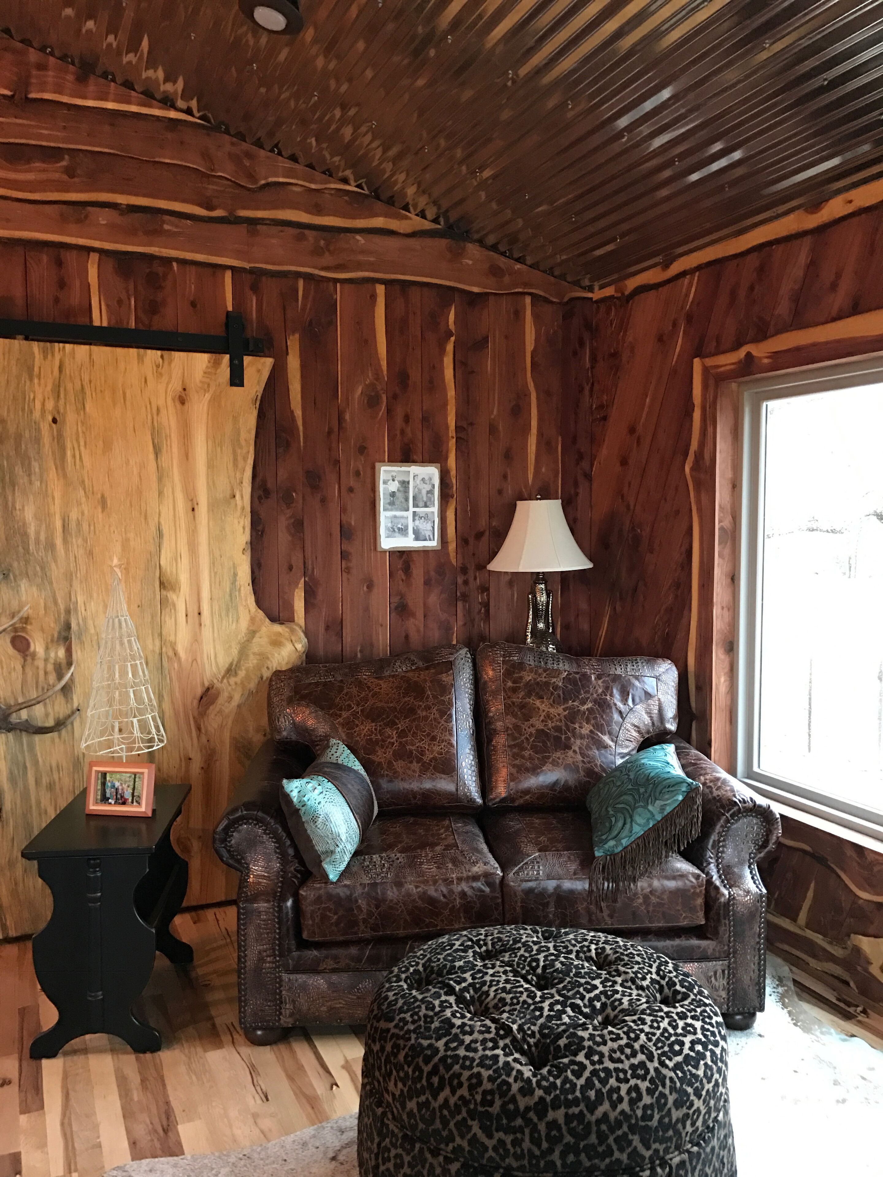 Tranquil, secluded, rustic-chic B&B cabin close to Blue River. Central H&A