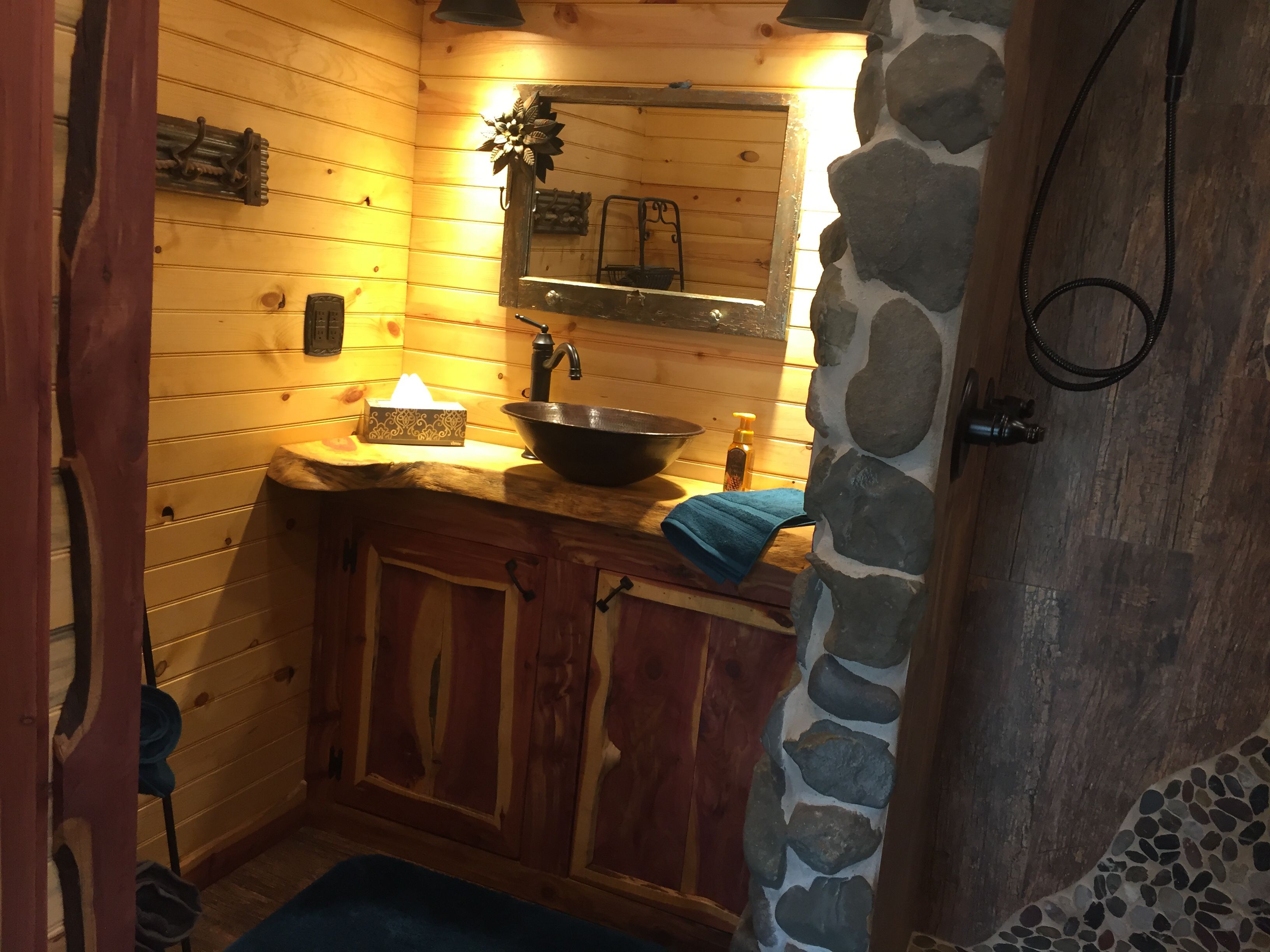 Tranquil, secluded, rustic-chic B&B cabin close to Blue River. Central H&A