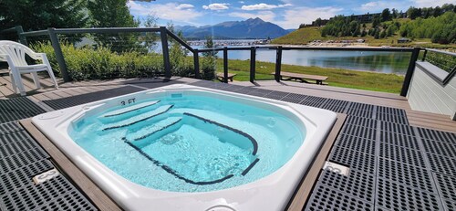 The Gem Of East Bay! Completely Remodeled 2nd Floor Unit With Breathtaking Views