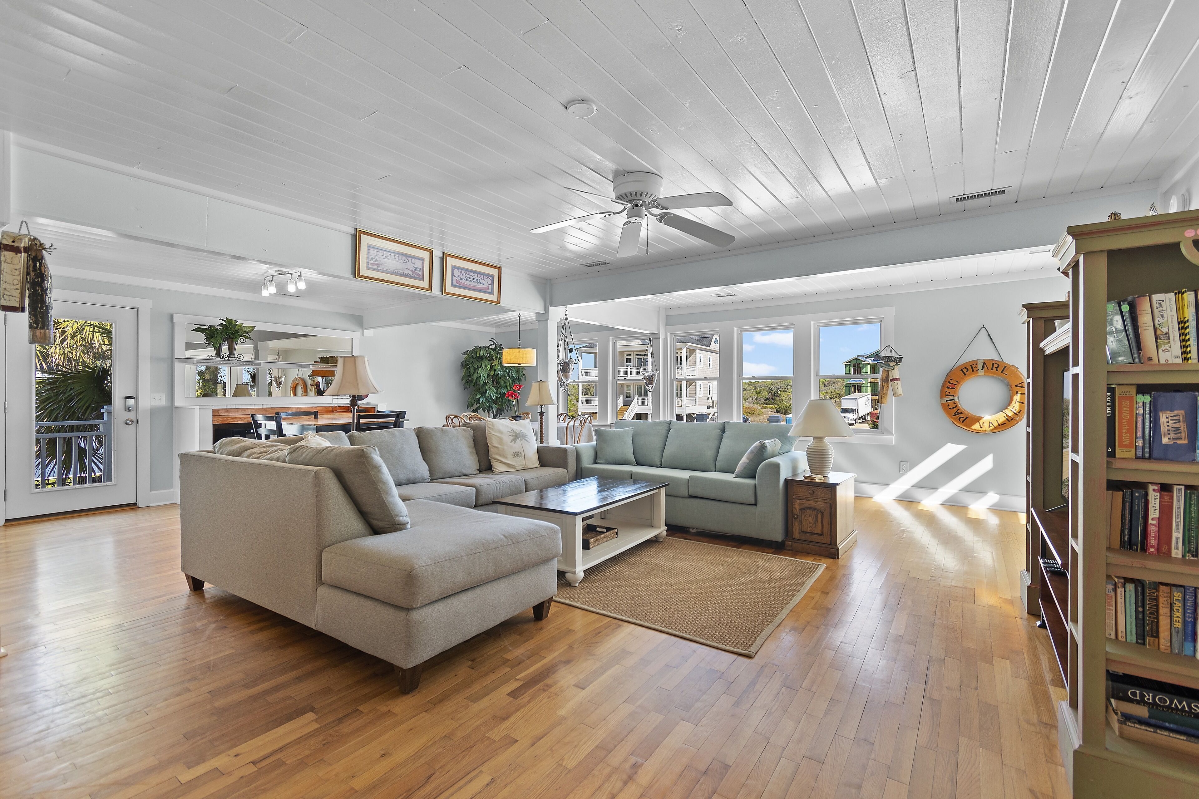 电视、DVD 播放器、桌上足球、书