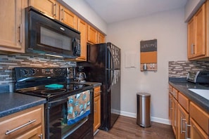 Frigorifero, microonde, forno, piano cottura