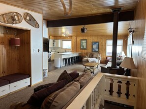 Televisión, reproductor de DVD y libros 