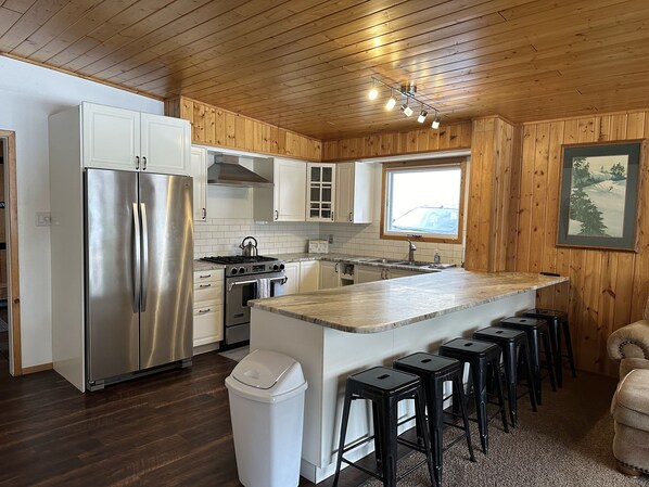 Fridge, microwave, oven, stovetop - Ski-in/Ski-out Private Cabin - Perfect for Families (Whitefish)
