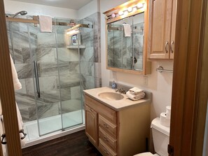 Hair dryer, towels, soap, toilet paper - Ski-in/Ski-out Private Cabin - Perfect for Families (Whitefish)