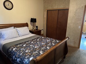 4 habitaciones, tabla de planchar con plancha y cuna de viaje 