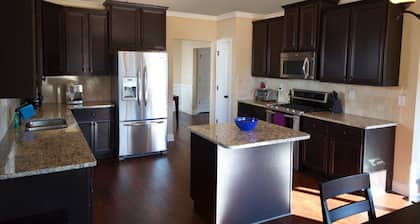 Tranquil & Safe Lake Home-great for families