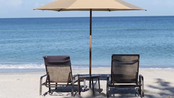 Beach nearby, sun loungers, beach towels