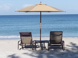 Nära stranden, solstolar och strandhanddukar