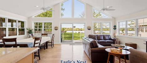 Télévision, lecteur de DVD, livres, chaîne hi-fi