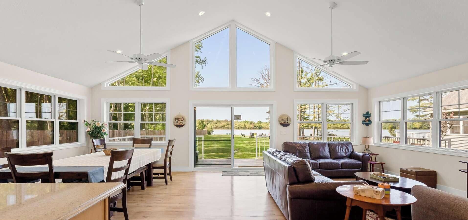 Fernseher, DVD-Player, Bücher, Stereoanlage