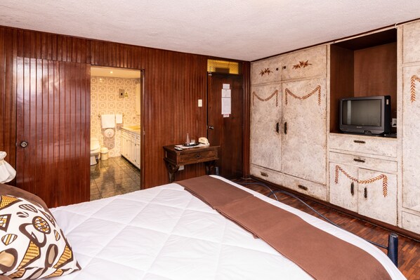 Double or Twin Room, 1 Double Bed, Non Smoking | Bathroom | Shower, towels