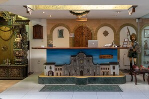 Concierge desk - Hotel NASS Sol de Quito (Quito)