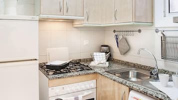 Frigorífico, microondas, horno y placa de cocina