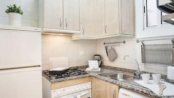 Frigorífico, microondas, horno y placa de cocina