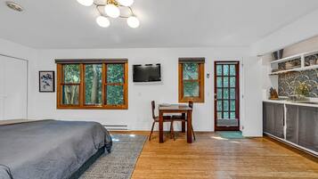 1 dormitorio, tabla de planchar con plancha, wifi y ropa de cama