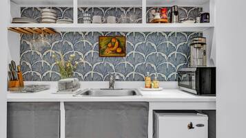 Kylskåp, mikrovågsugn, kaffe- och tebryggare och brödrost