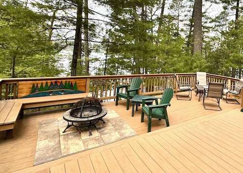 Lakeside Cottage in the Pines with Huge Deck, 40-foot Dock, and Sunset Views