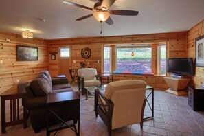 Interior - Oaks Retreat in tranquil setting near Yosemite Valley/Merced River (Catheys Valley)