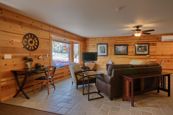 Smart TV, books - Oaks Retreat in tranquil setting near Yosemite Valley/Merced River (Catheys Valley)