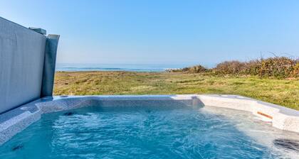 Ocean Front Home On A Quiet Beach Near Yachats! Hot tub!