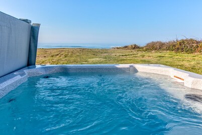 Ocean Front Home On A Quiet Beach Near Yachats! Hot tub!