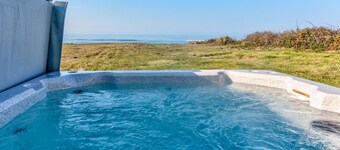 Ocean Front Home On A Quiet Beach Near Yachats! Hot tub!