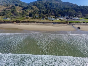 On the beach - Ocean Front Home On A Quiet Beach Near Yachats! Hot tub! (Yachats)