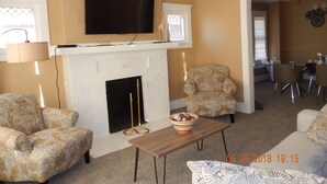 Smart TV, fireplace, DVD player, books - Alexandria's Motor City Condo Apartment (Detroit)