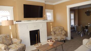 TV connectée, cheminée, lecteur de DVD, livres