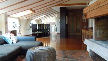 Smart-TV, Kamin, DVD-Player, Bücher