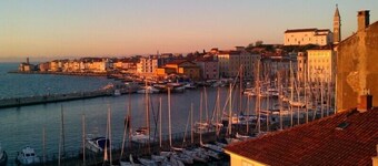 Amplio apartamento único con vistas al mar y terraza en la azotea