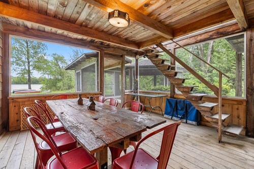 Fabulous Log Cabin on Kangaroo Lake in Door County, Wisconsin
