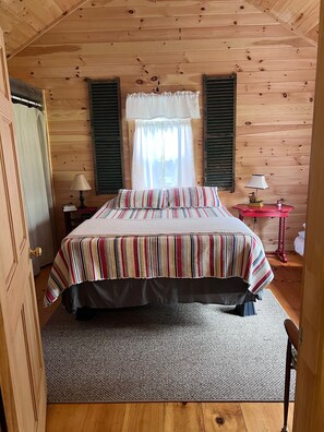 2 soverom, skrivebord, strykejern/-brett og wi-fi (inkludert)