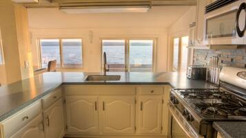 Jääkaappi, mikroaaltouuni, uuni, liesi